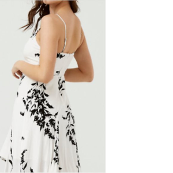 NWT Le Chateau PLUS SIZE Floral Crêpe V-Neck Flowing Black White Summer Dress - Picture 5 of 9